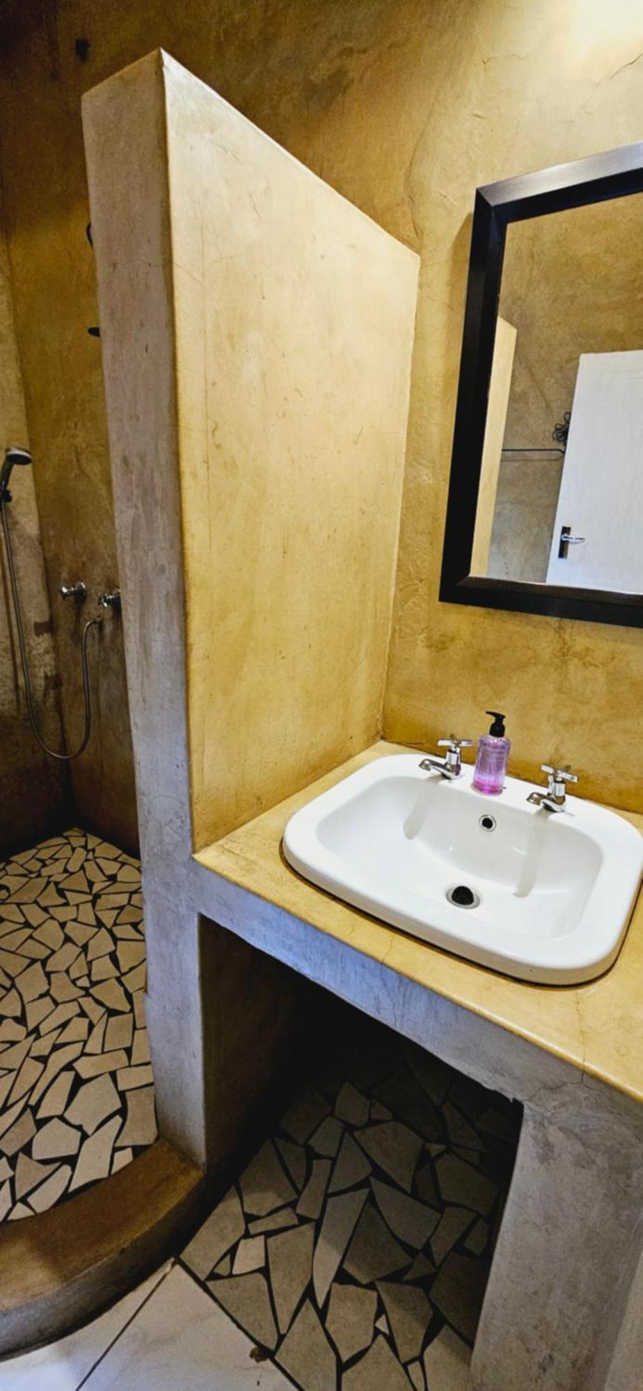 Old Vic Travellers Inn Nelspruit Mbombela Exteriör bild