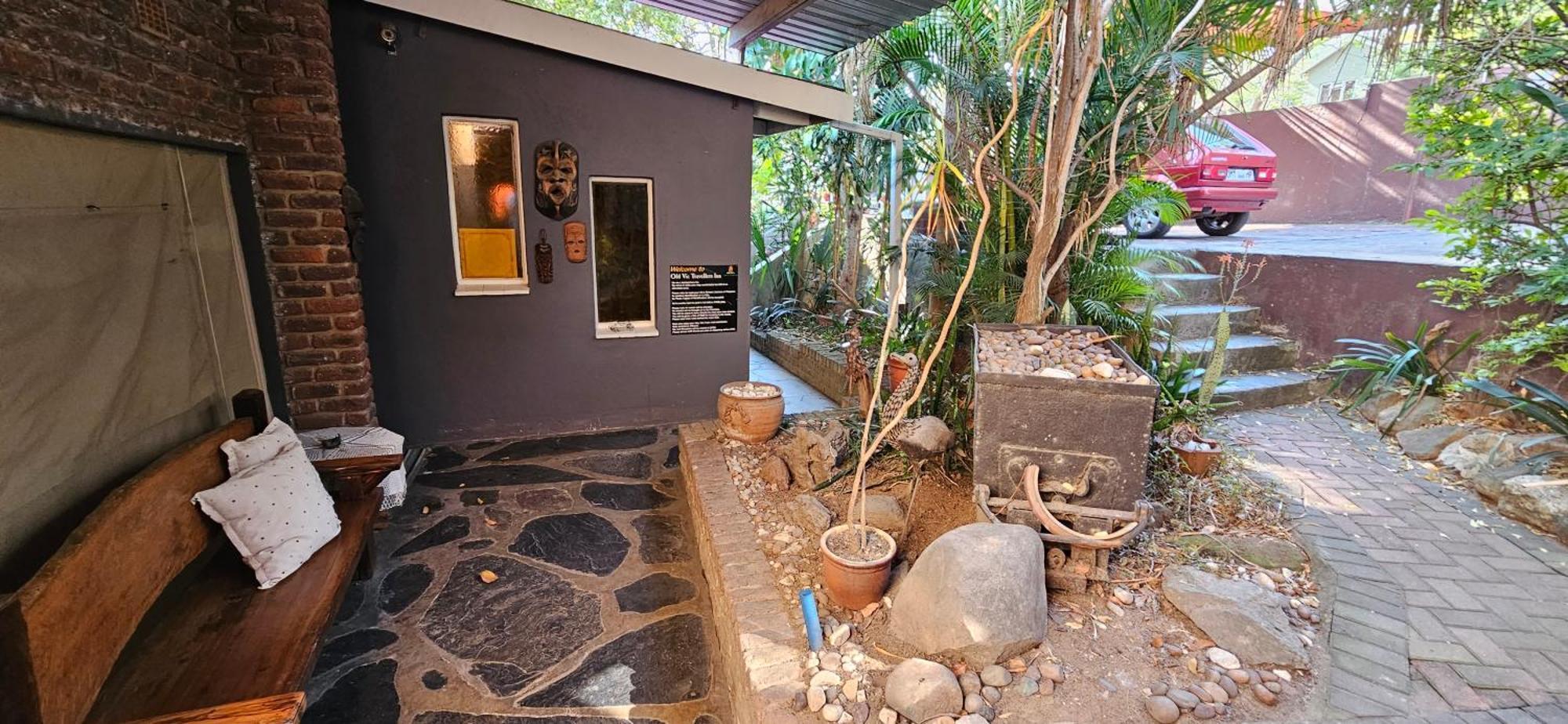 Old Vic Travellers Inn Nelspruit Mbombela Exteriör bild